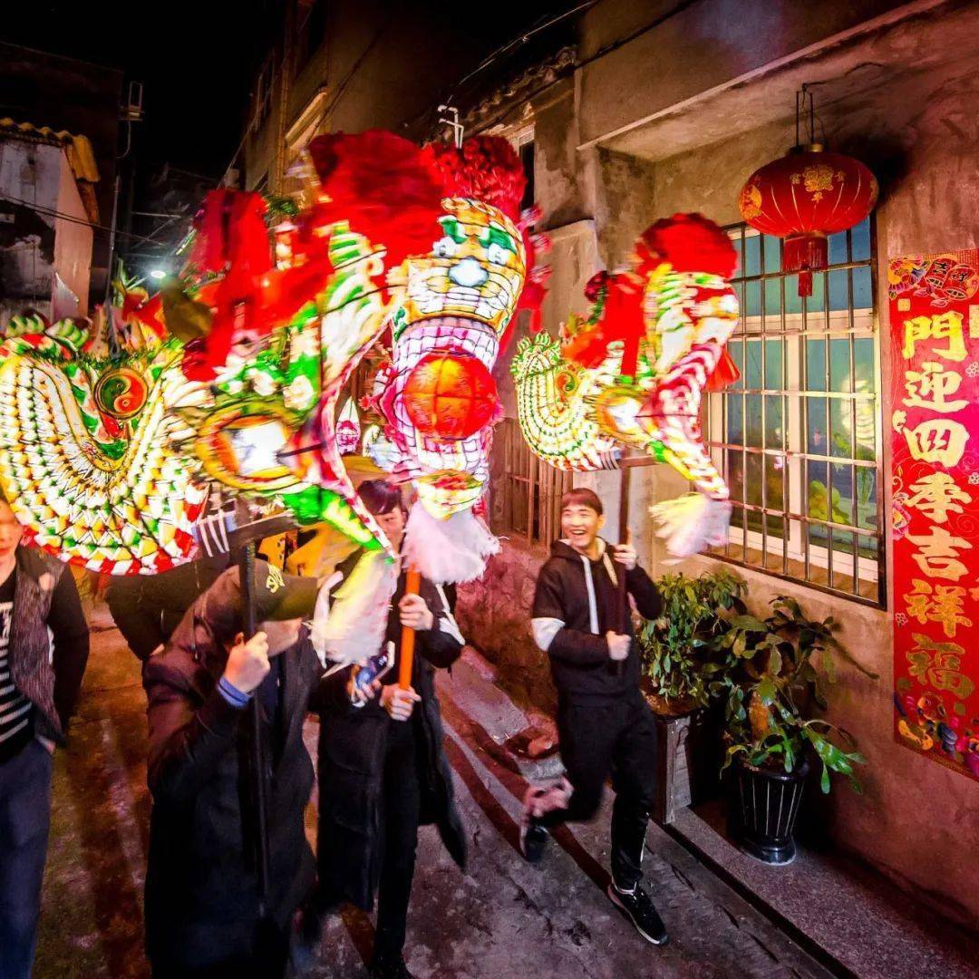 鳌龙鱼灯在表演中,浙江省台州玉环市,2020年  施展鳌龙鱼灯在表演中