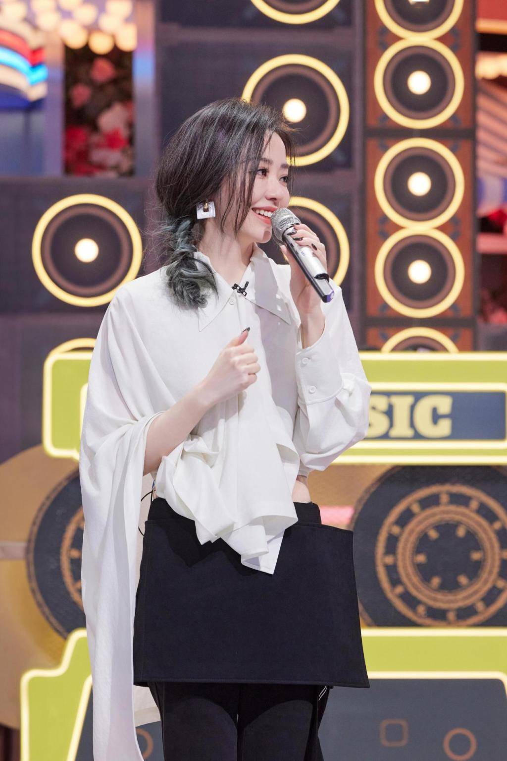 本周《你好,星期六》张杰出道二十年与80位歌迷对视感动流泪_张靓颖