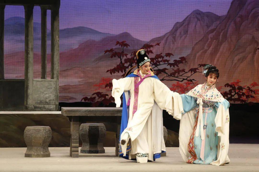 而1955年上海越剧院的版本,被剧评家赞为"戏曲舞台上出现过的许多改编