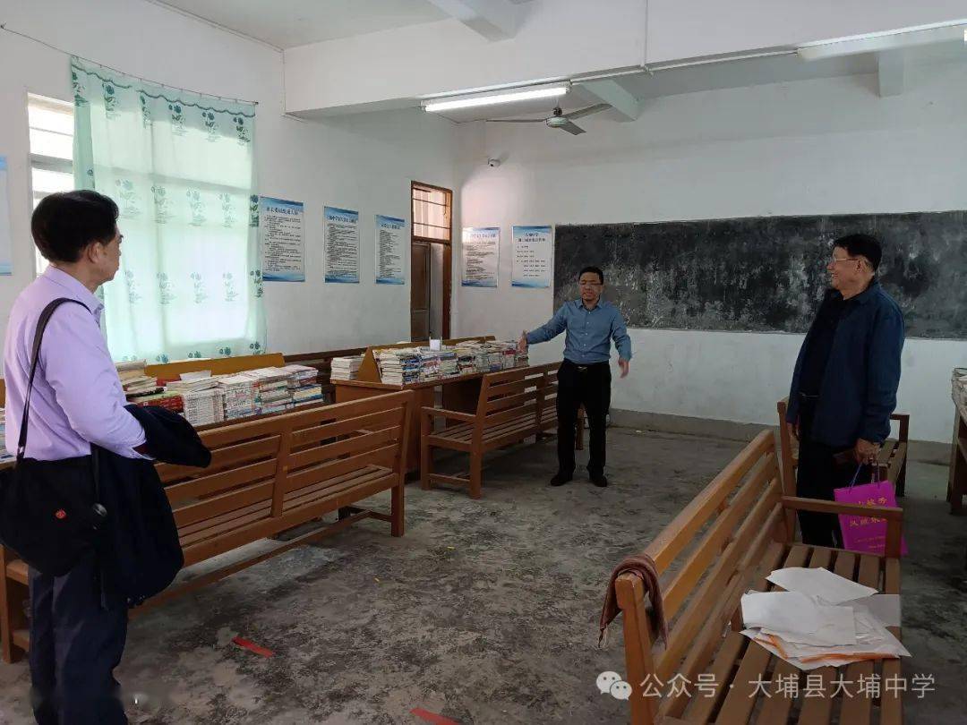 何汝精校友的侄子何南芳先生在邓广胜先生等人的陪同下来到大埔中学