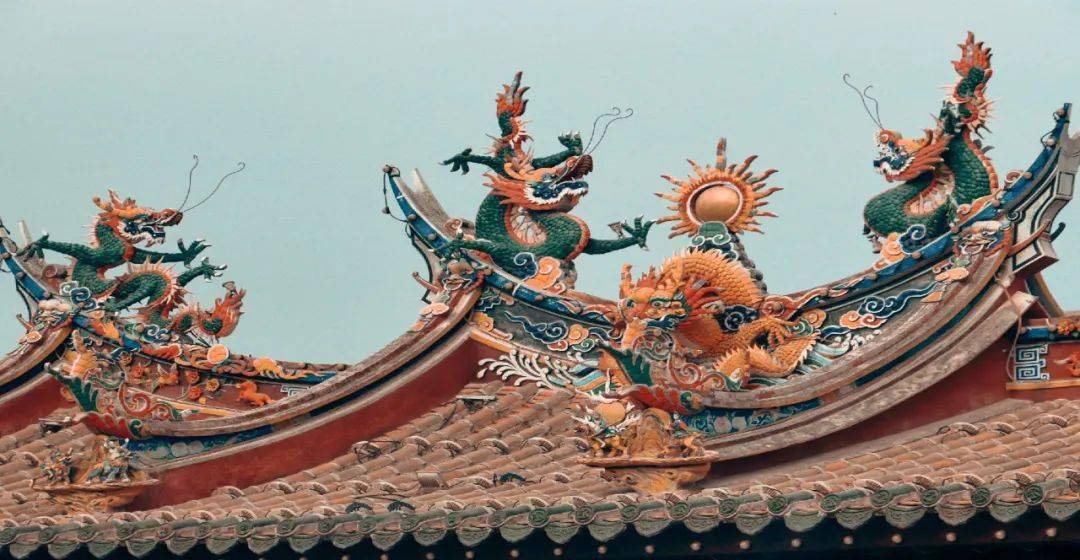 燕尾脊参差交错一幢接一幢像极了一座座宫殿所以人们称这样的建筑叫