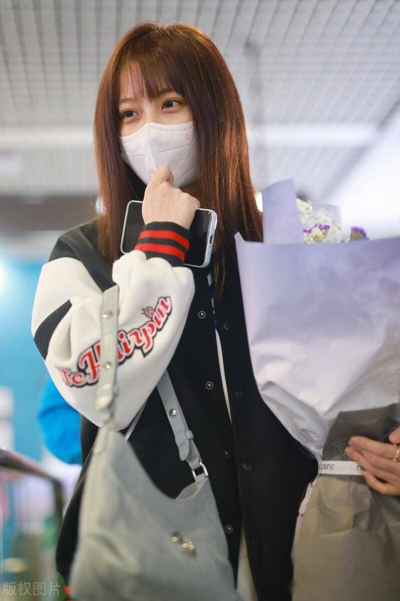 李艺彤现身上海机场,棒球服内搭短裙元气满满