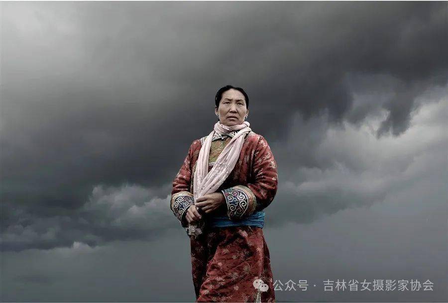 孟广勤《赶场归来》怀淑霞《穿针引线》韩冬梅《纳西族老人》迟晓霞