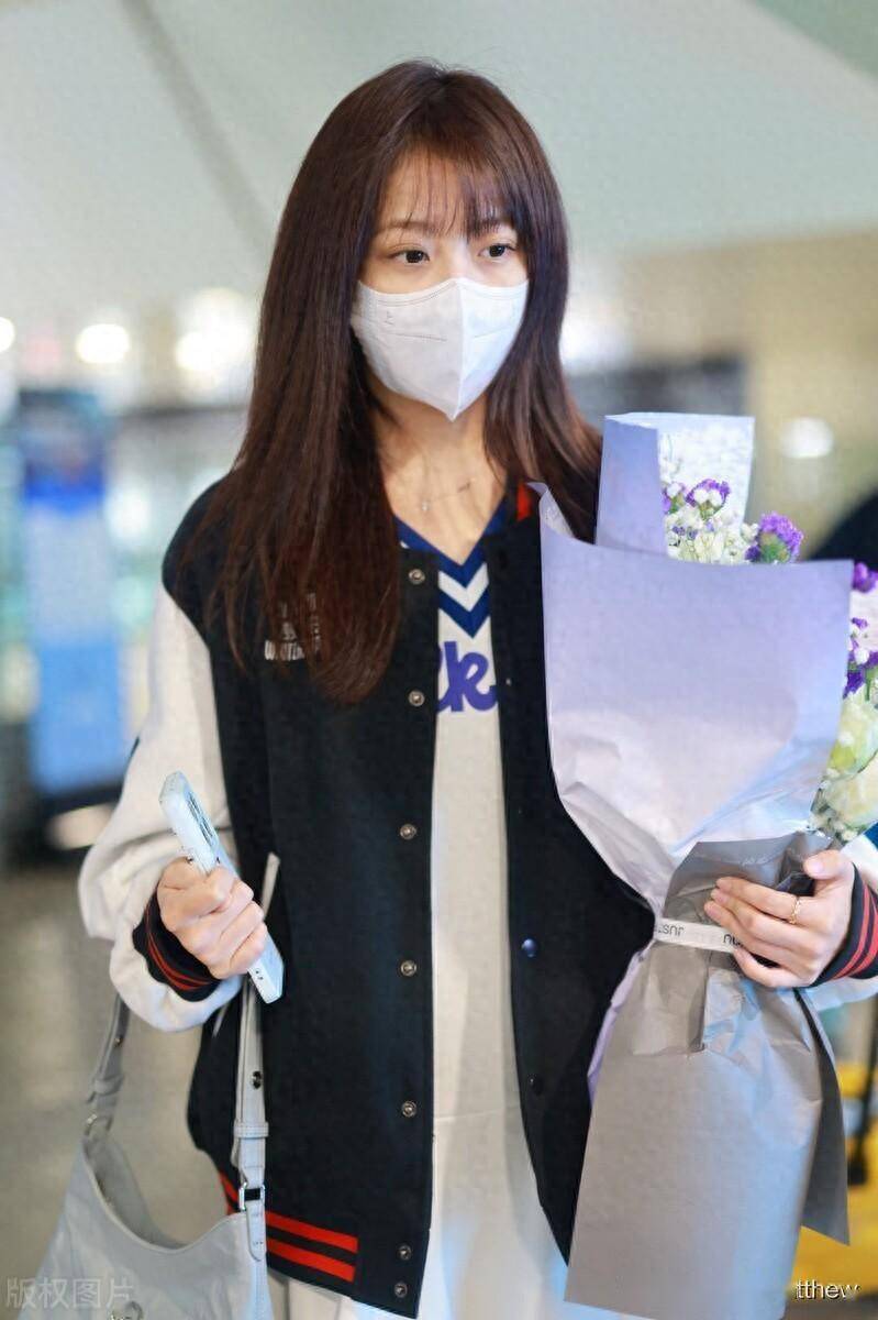 李艺彤现身上海机场棒球服内搭短裙元气满满