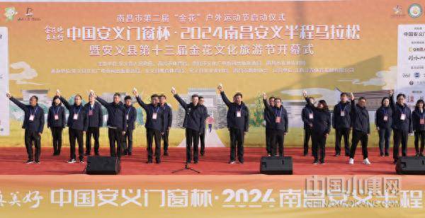 中国小康网3月10日电(朱敏)用脚步丈量网红赛道,与跑友共享安义之美.