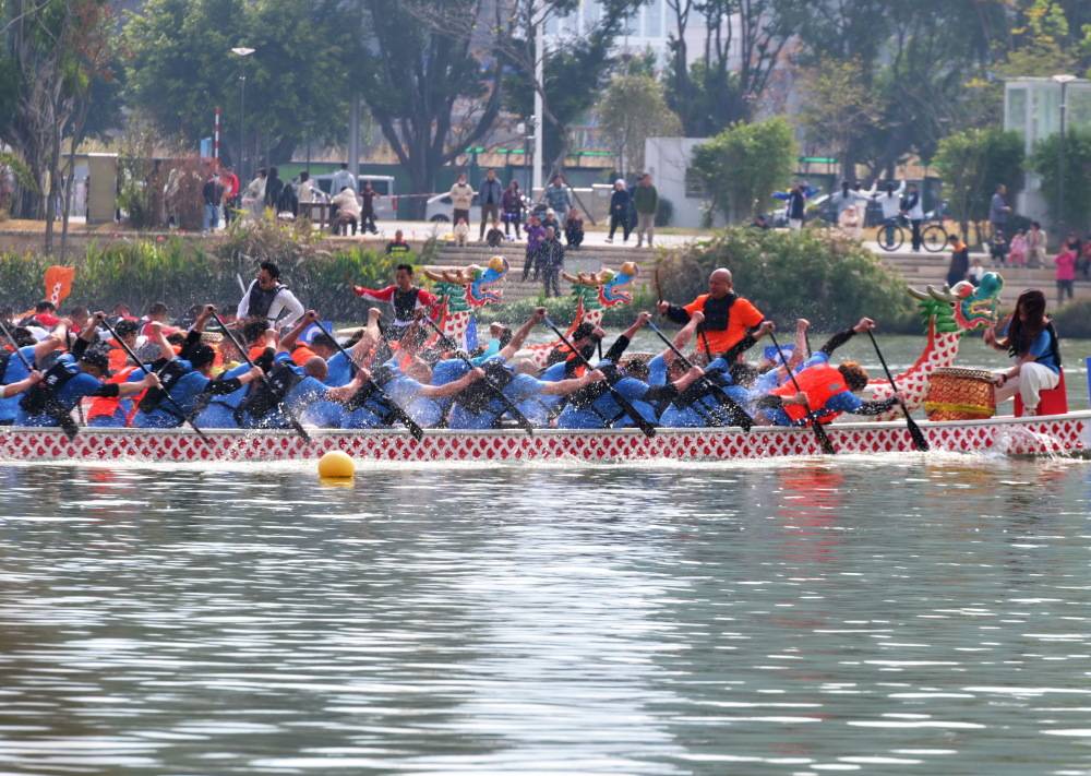 福建福州晋安湖上赛龙舟