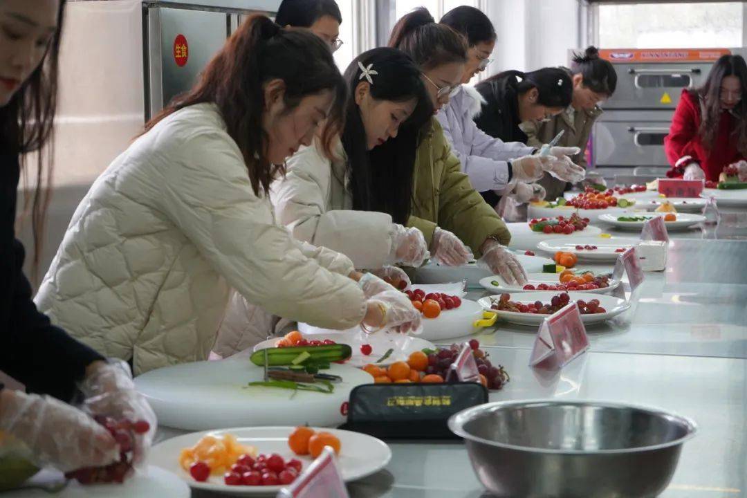 瑞金中专开展水果拼盘制作比赛.