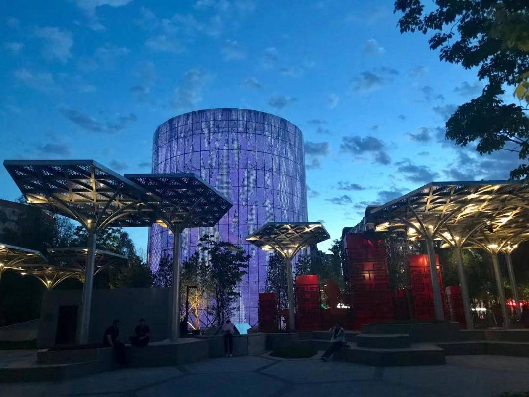 园区内对储水工业遗迹景观进行了改造利用,有很多雕塑甚至运用了原厂