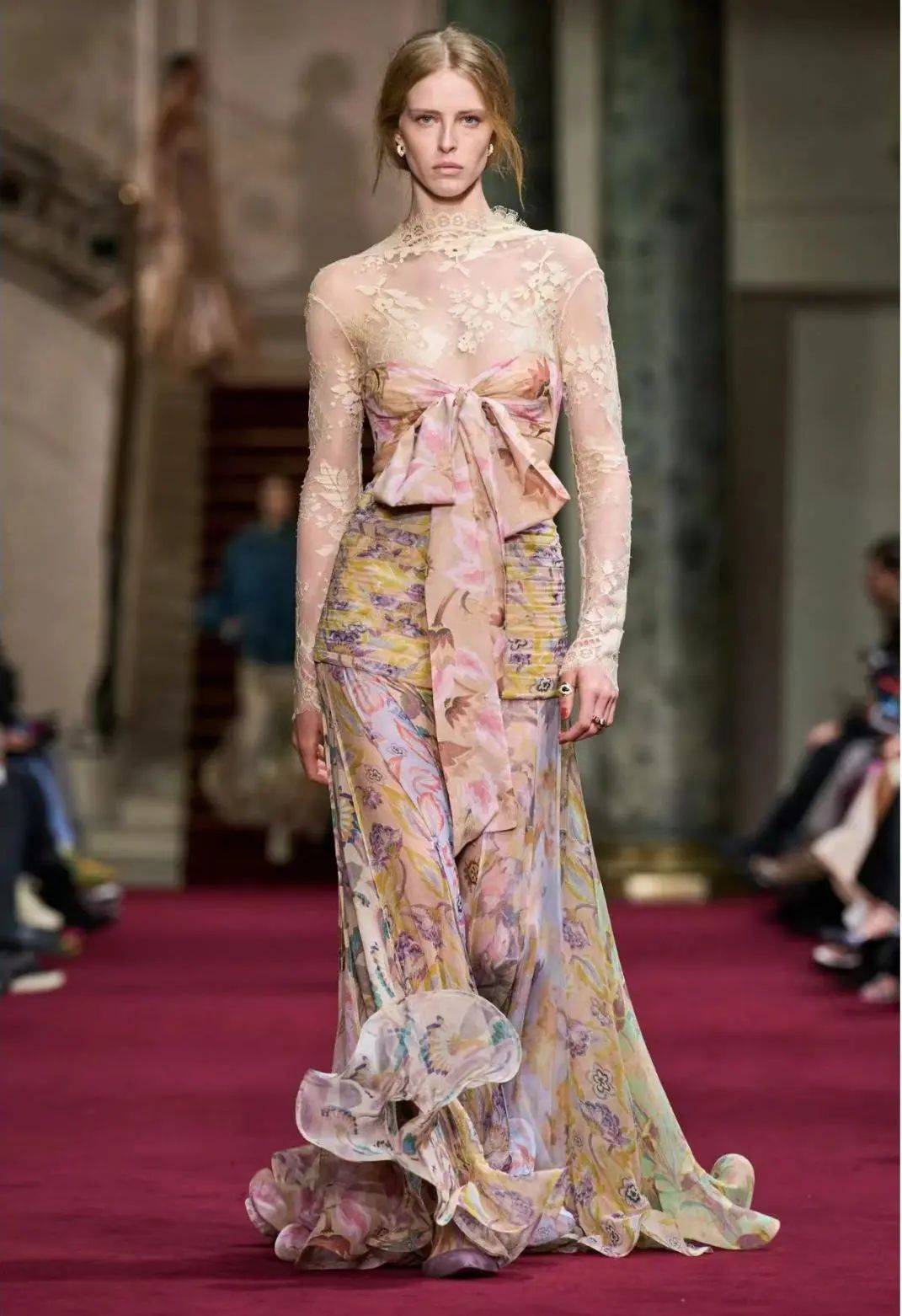 a姐这次印象最深的秀来自zimmermann,赋予了服装灵动飘逸感,每个女生