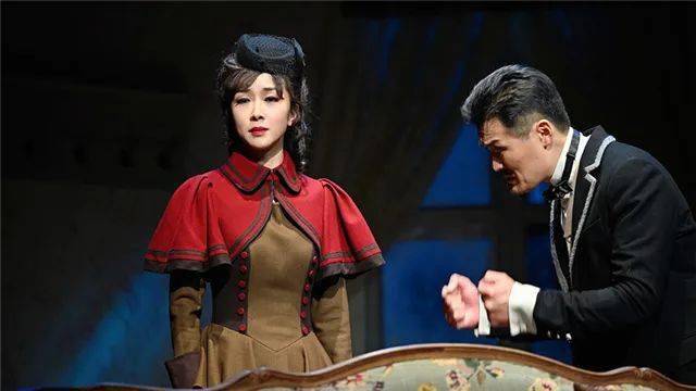 鲁迅,胡适等文学大家都十分推崇剧中女主角"娜拉"追求人格独立和个性