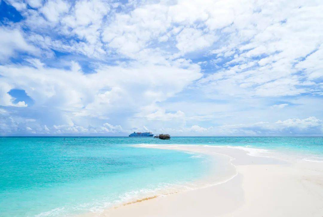 中国最霸气的城市坐拥8个机场却禁止外国人入内什么都免费不输马代但