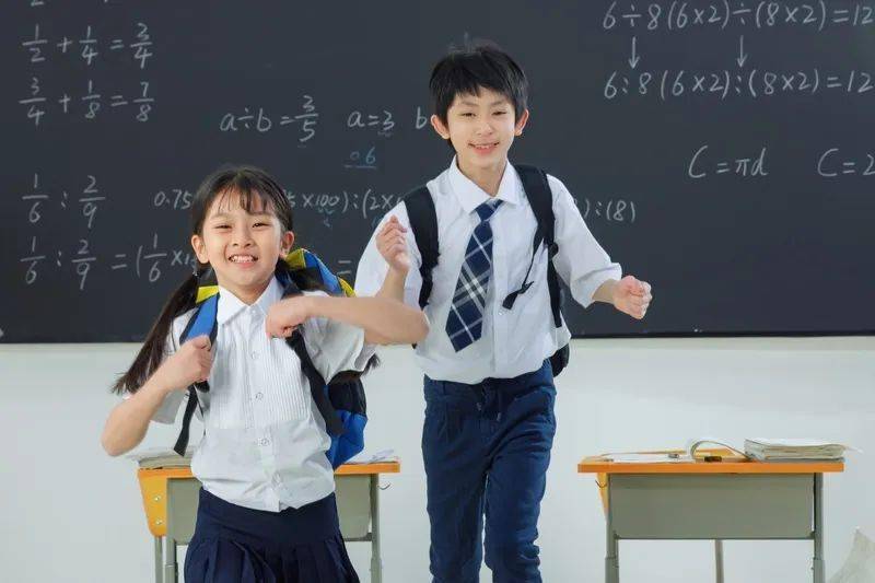 今年上海幼升小的方式有三种;公民同招从公办或民办中二选一.