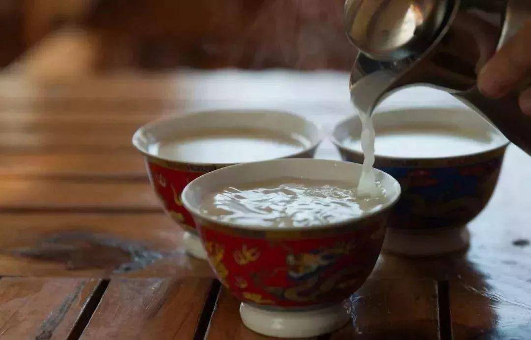 人们常说没有喝过酥油茶就不算真正到过藏区品尝它的第一口,往往异味