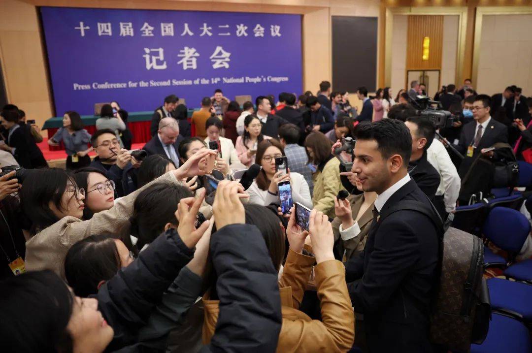 全国两会|镜头里的30个瞬间_会议_人民大会堂_记者会