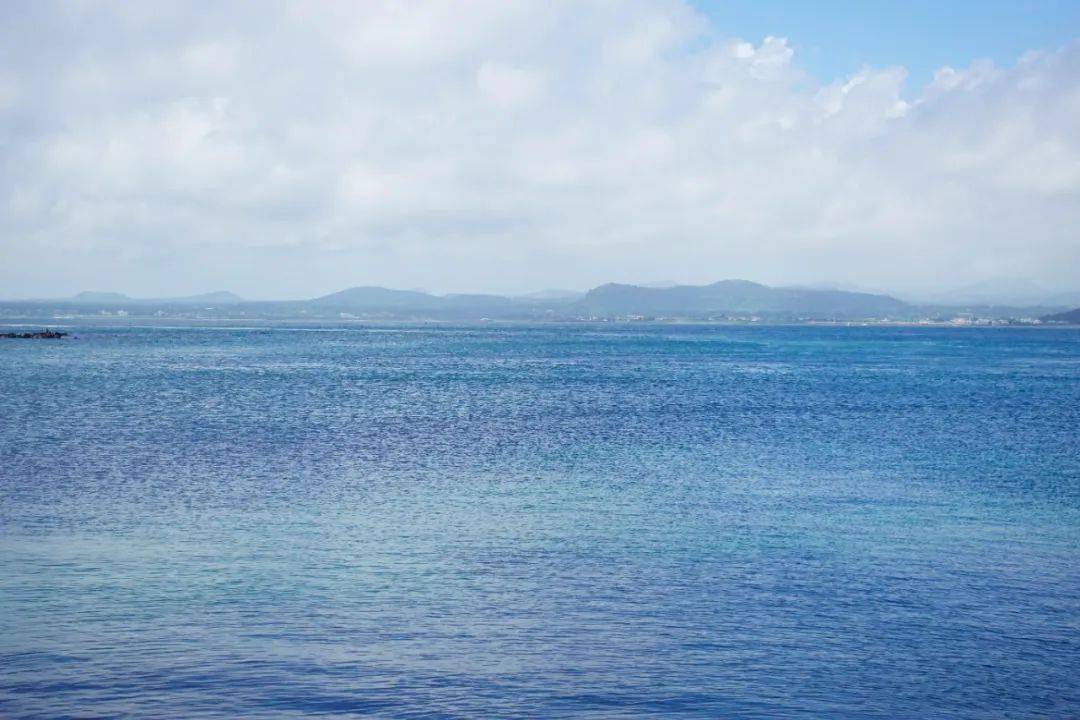 的海岸咖啡馆和看不尽的海边落日,海水真的超级干净,是渐变色的果冻海