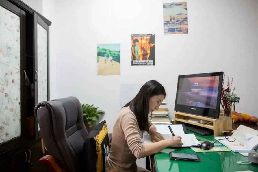 自己的手机通讯录,找来很多朋友推荐书单,其中有出版社编辑,高校教师