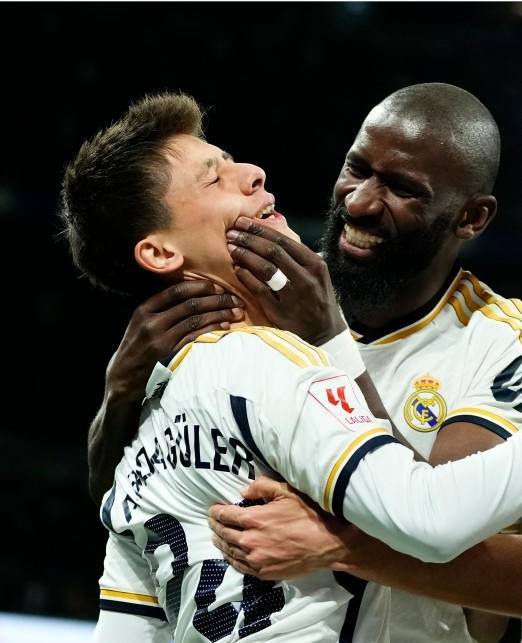 完美的零封显眼包新发型抢戏,也恭喜小居弟弟收获处子球_我团_塞尔塔