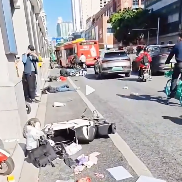 突发广州一小车撞击多台车辆以及行人致11人受伤