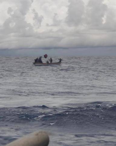 这片海域远离陆地,出现这种小船不太正常,船长石汉兵接报后根据多年