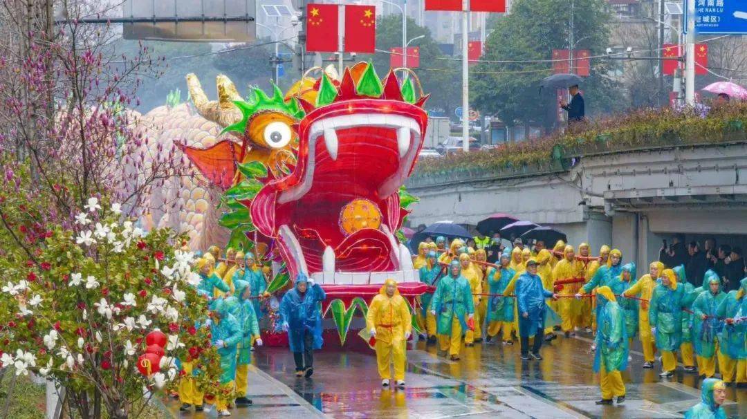 春龙昂首强城为梦东方第一龙划出新未来