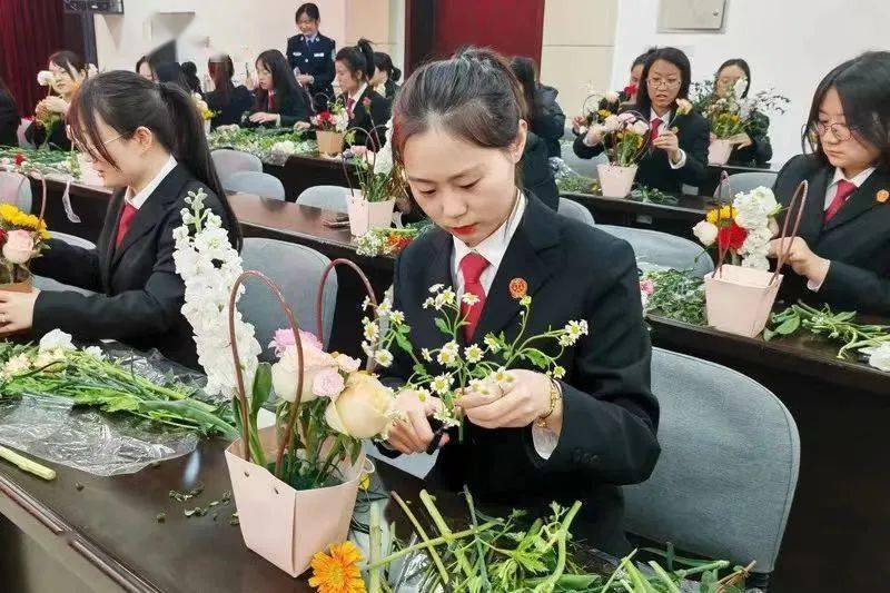 县经合中心组织全体女职工赴蒲城县科技馆卤阳湖国家湿地博物馆,以"跟
