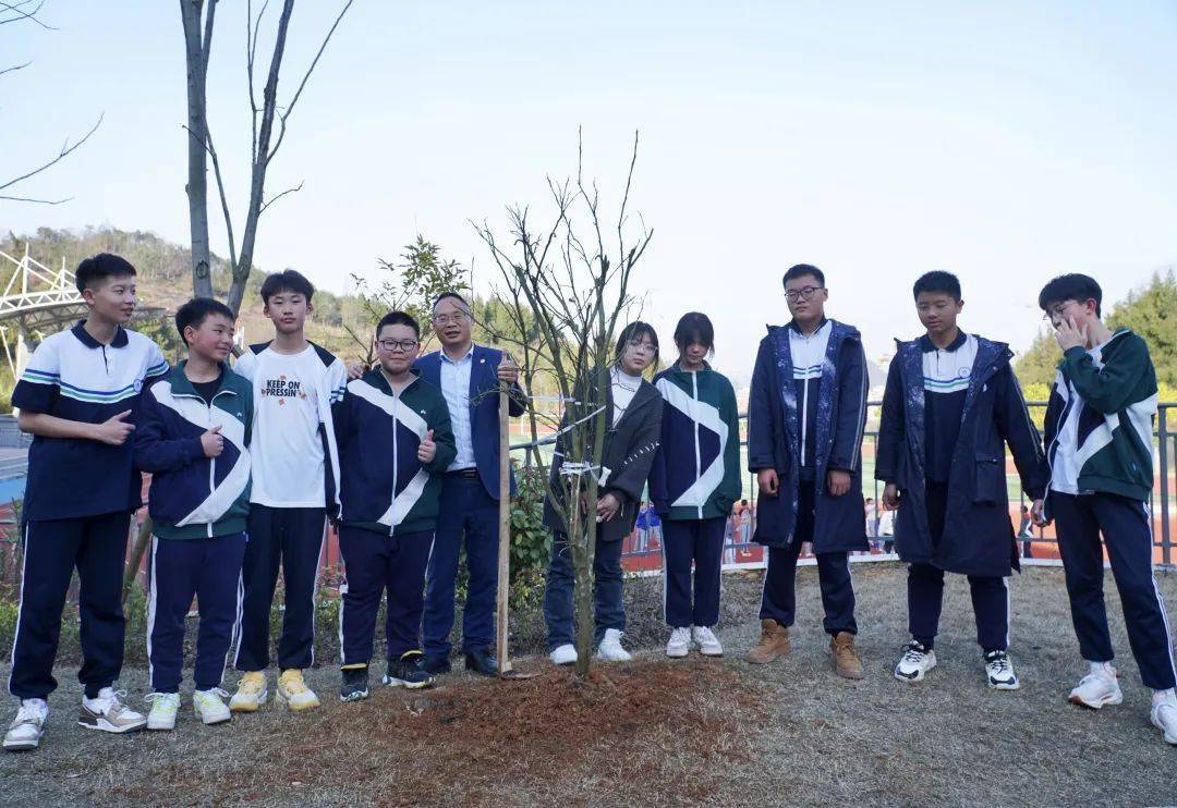铜仁市宏雅实验中学组织师生开展"我为家乡捐棵树·同心共建春晖林"