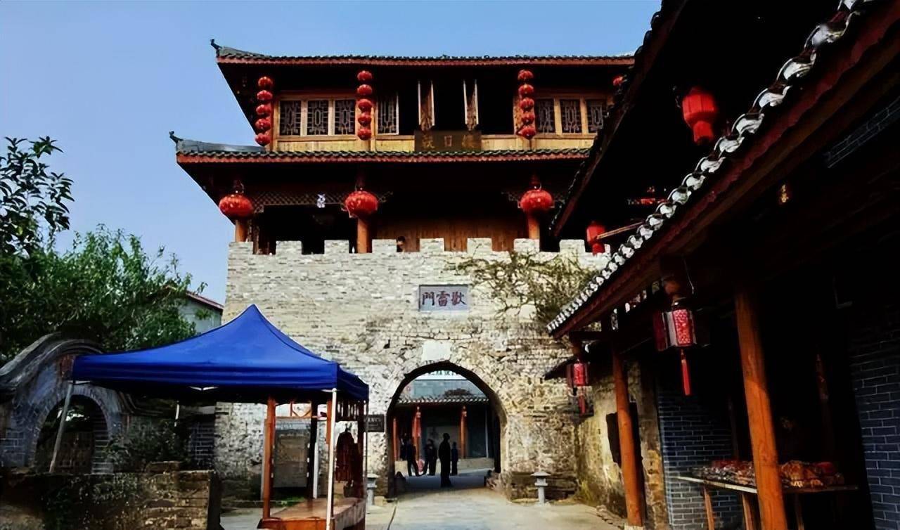 在清朝时就是一所较为完善的教育场所,民国期间更名为三江第一小学