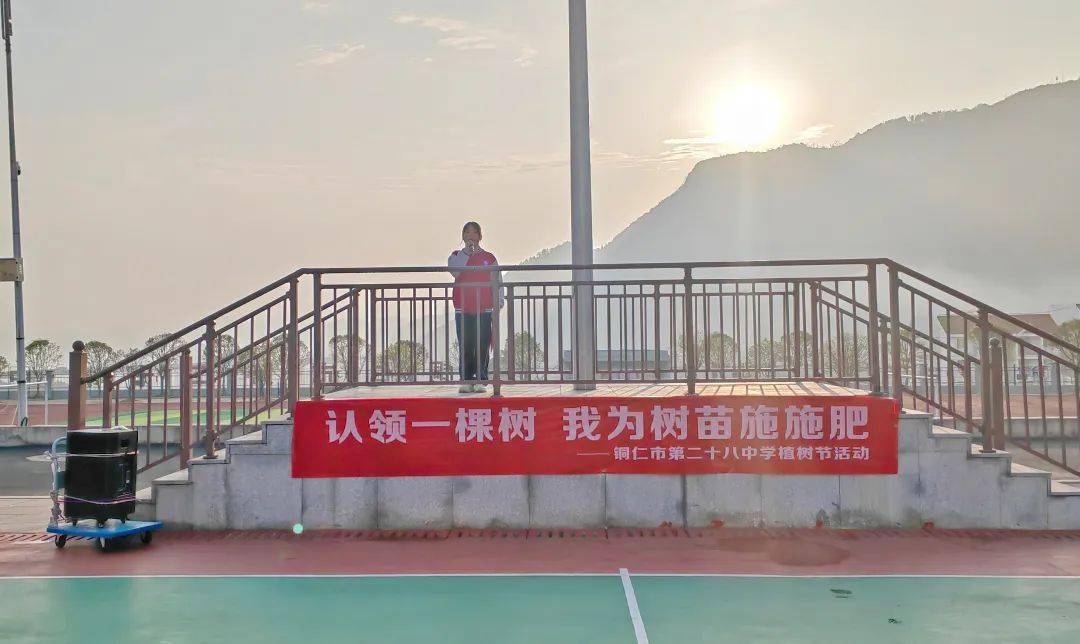 铜仁市宏雅实验中学组织师生