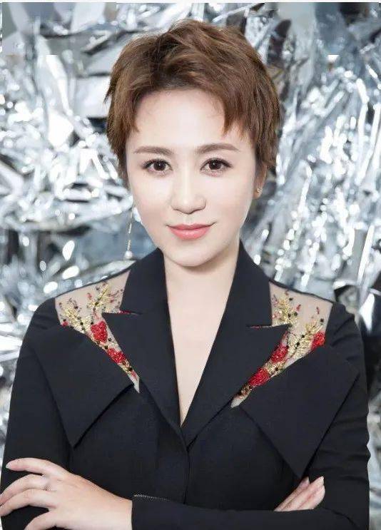 汤唯短发照撞脸马丽认不出躺草地上拍照太惹眼春意盎然引热议