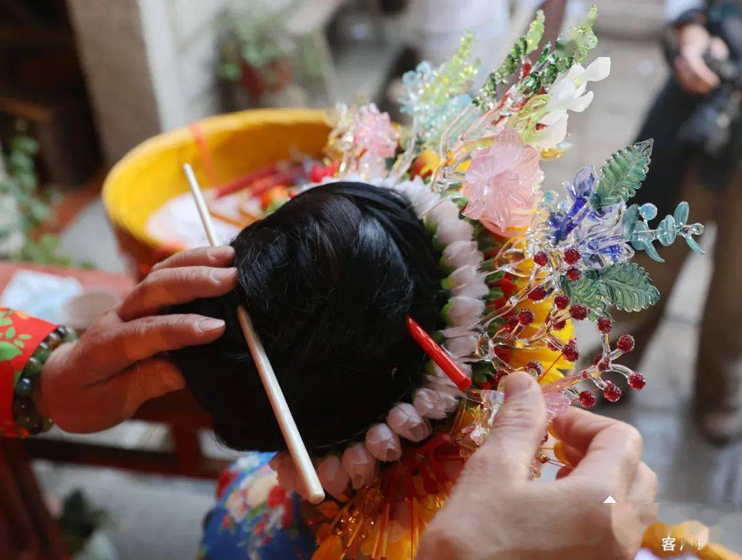 太惊艳了!"95后"泉州姑娘手创新型簪花围……_玻璃_陈墨_传统