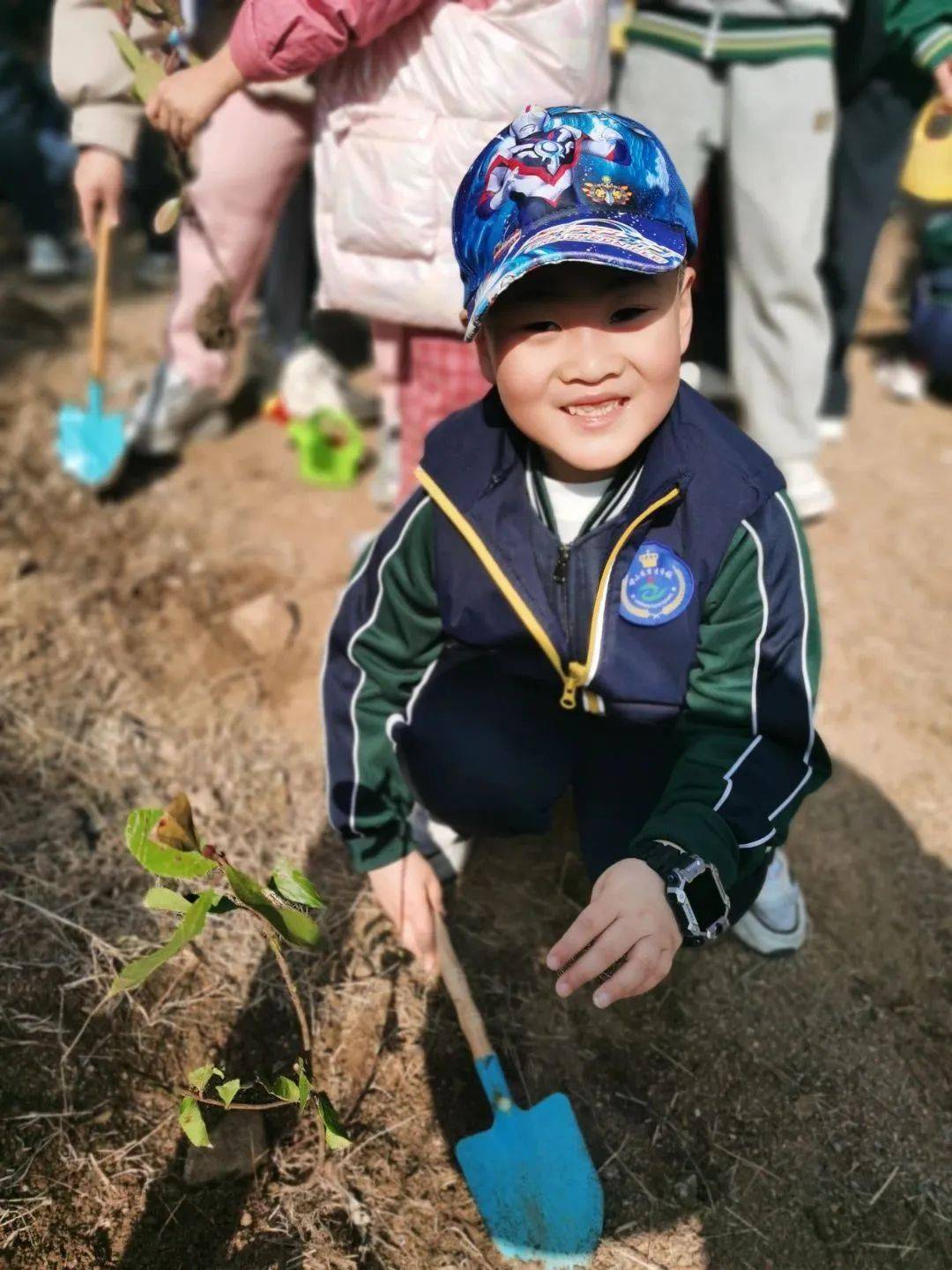 一年级6班雅轩班植树环保亲子活动_树苗_家长_进行