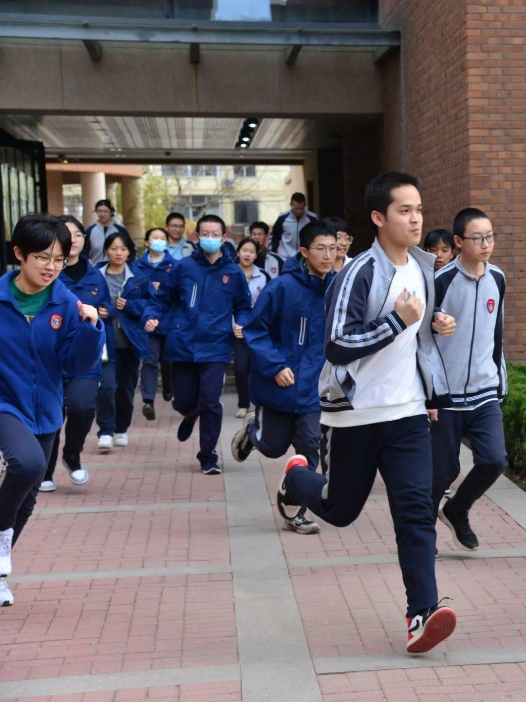 防患未然石家庄二中高二年级组织应急疏散演练