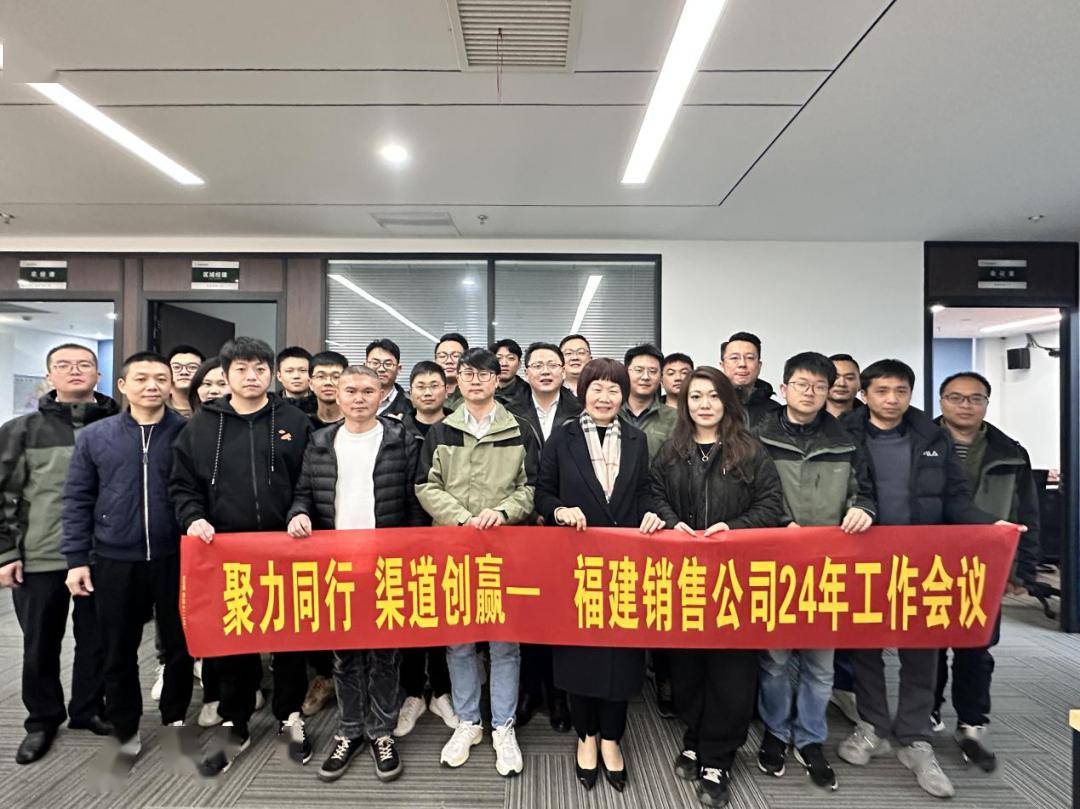 会议探讨交流环节,家装渠道雷翔波,乡镇渠道田昊也对经销商提出的相关