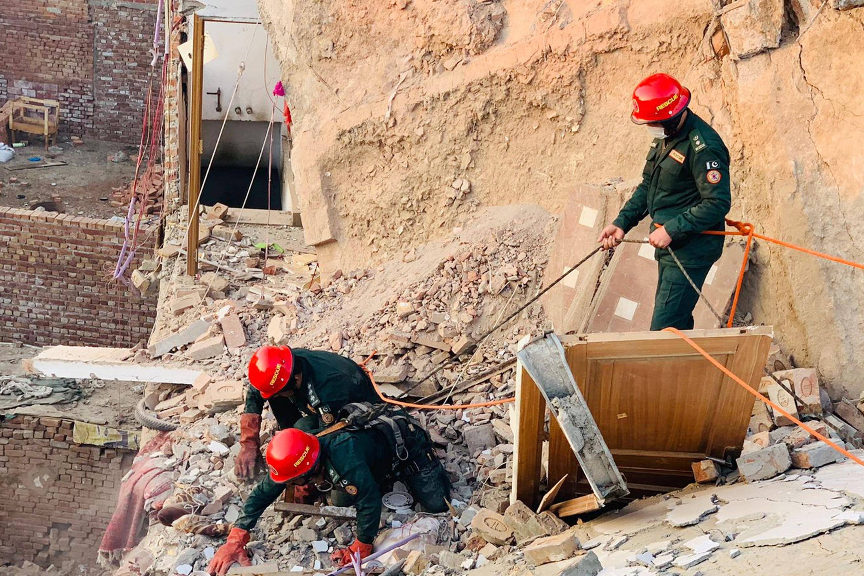 巴基斯坦东部一楼房倒塌致9死2伤