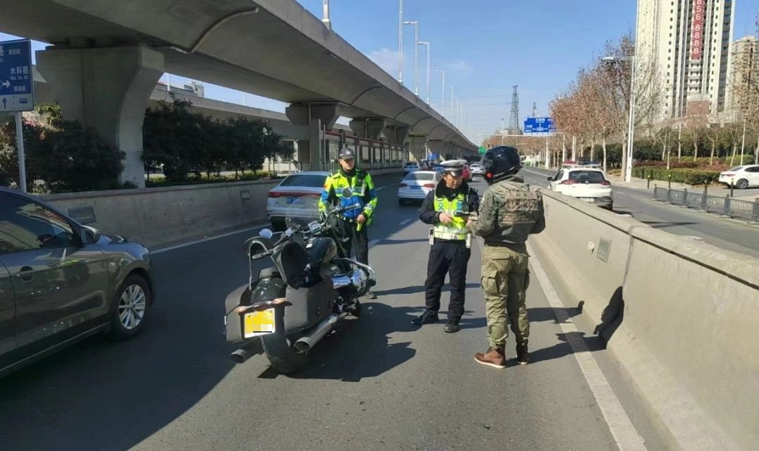 郑州交警:严查严管电动车,摩托车,货车违法上高架!