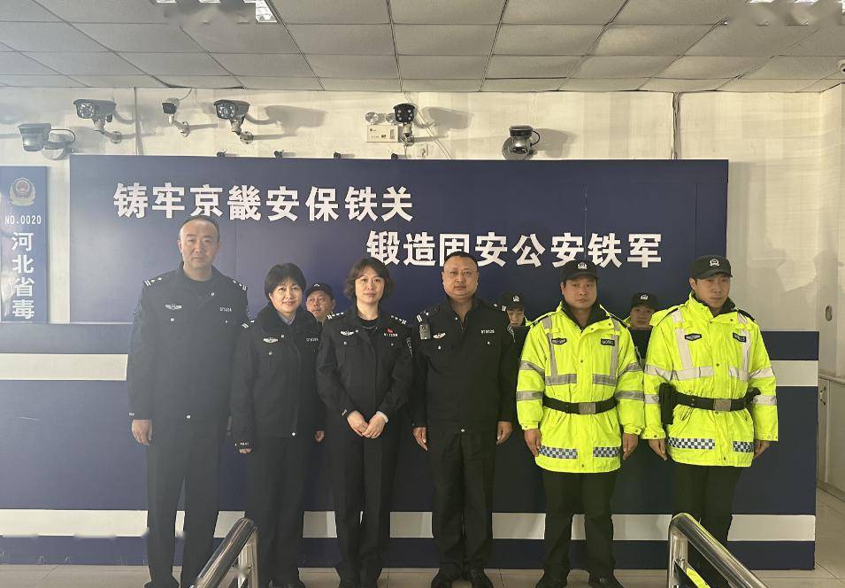 深入固安县公安局辛立村公安检查站为一线民辅警进行心理健康服务.