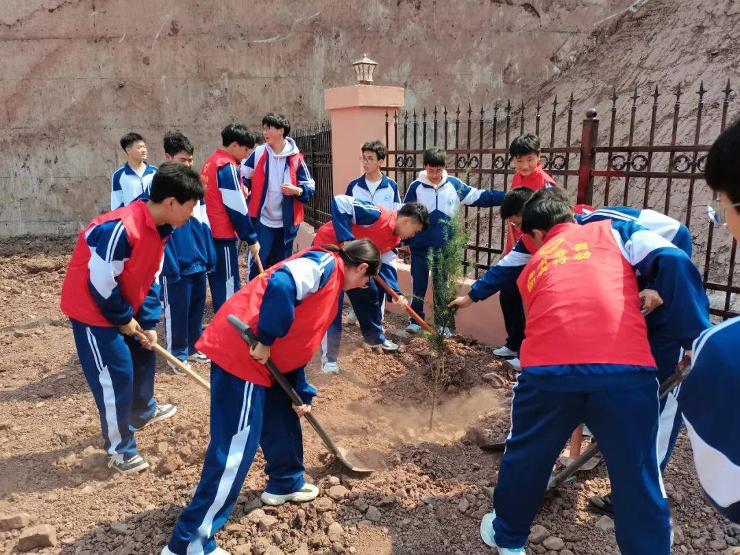 共青团彝良县委开展春锋十里正植有你植树节活动