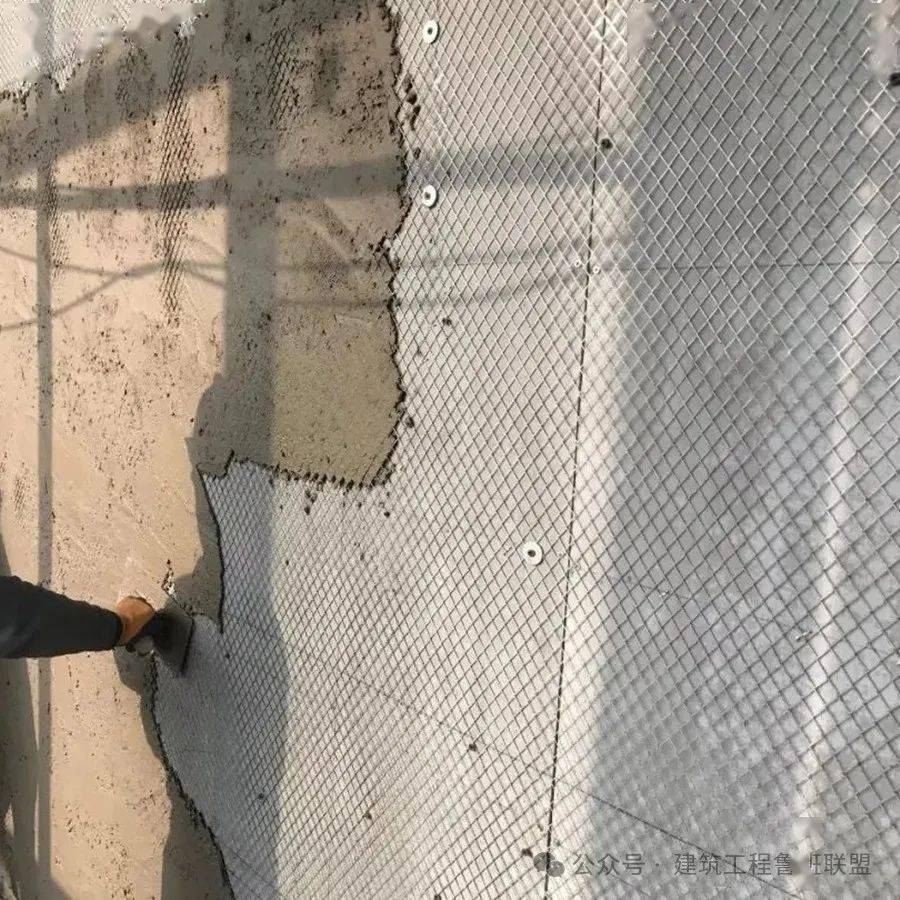 因此,依据国标规定,目前抹灰工程施工中都遵循了挂钢丝网或玻纤网的