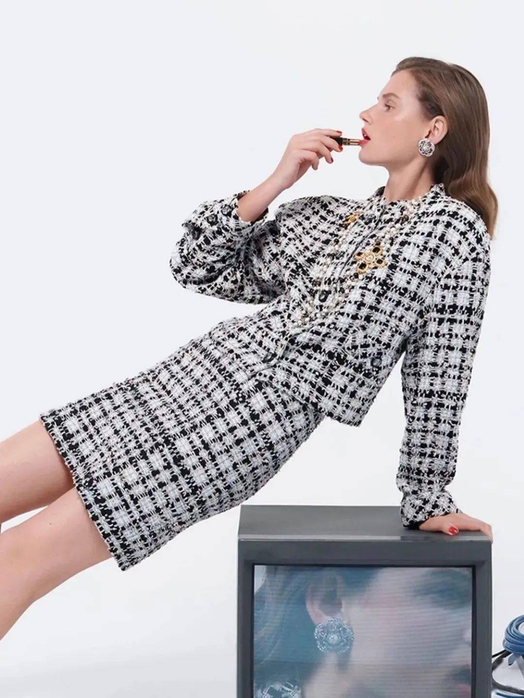 辛芷蕾让小香风再次走红,《繁花》吹拂巴黎时装周_外套_香奈儿_粗花呢