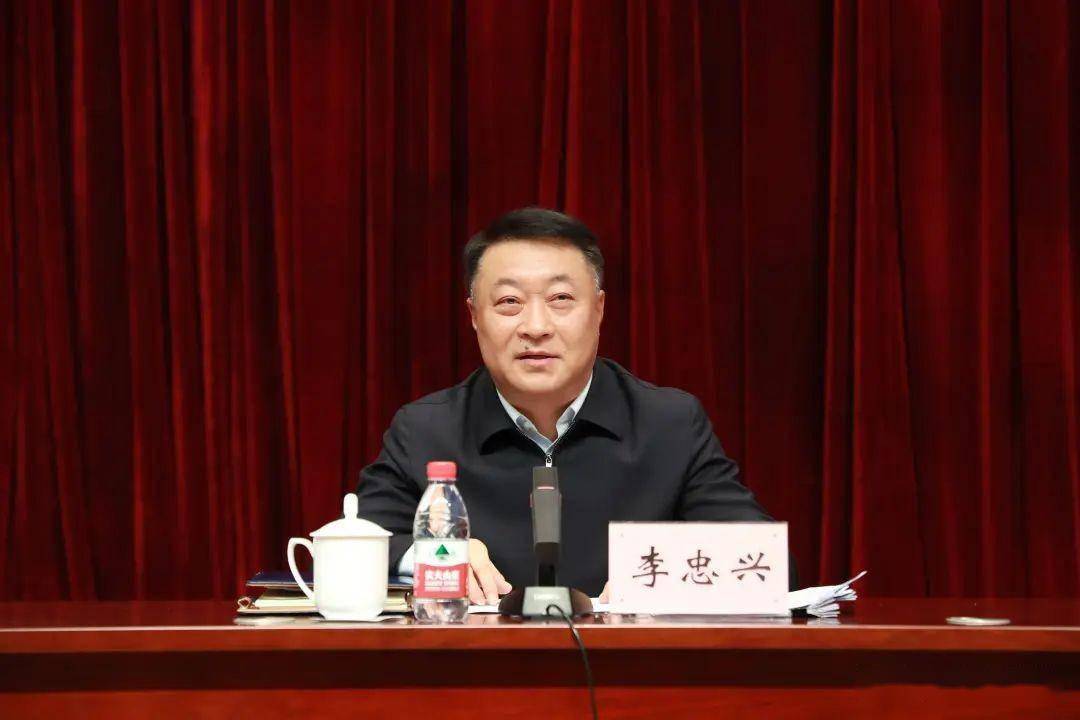 区委副书记,区委督查工作领导小组组长李忠兴出席会议并讲话.