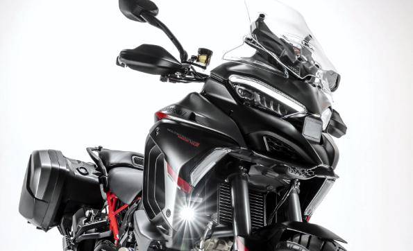 95万元,搭载双缸油冷1200cc引擎,最大功率81千瓦,最大扭矩116牛米.