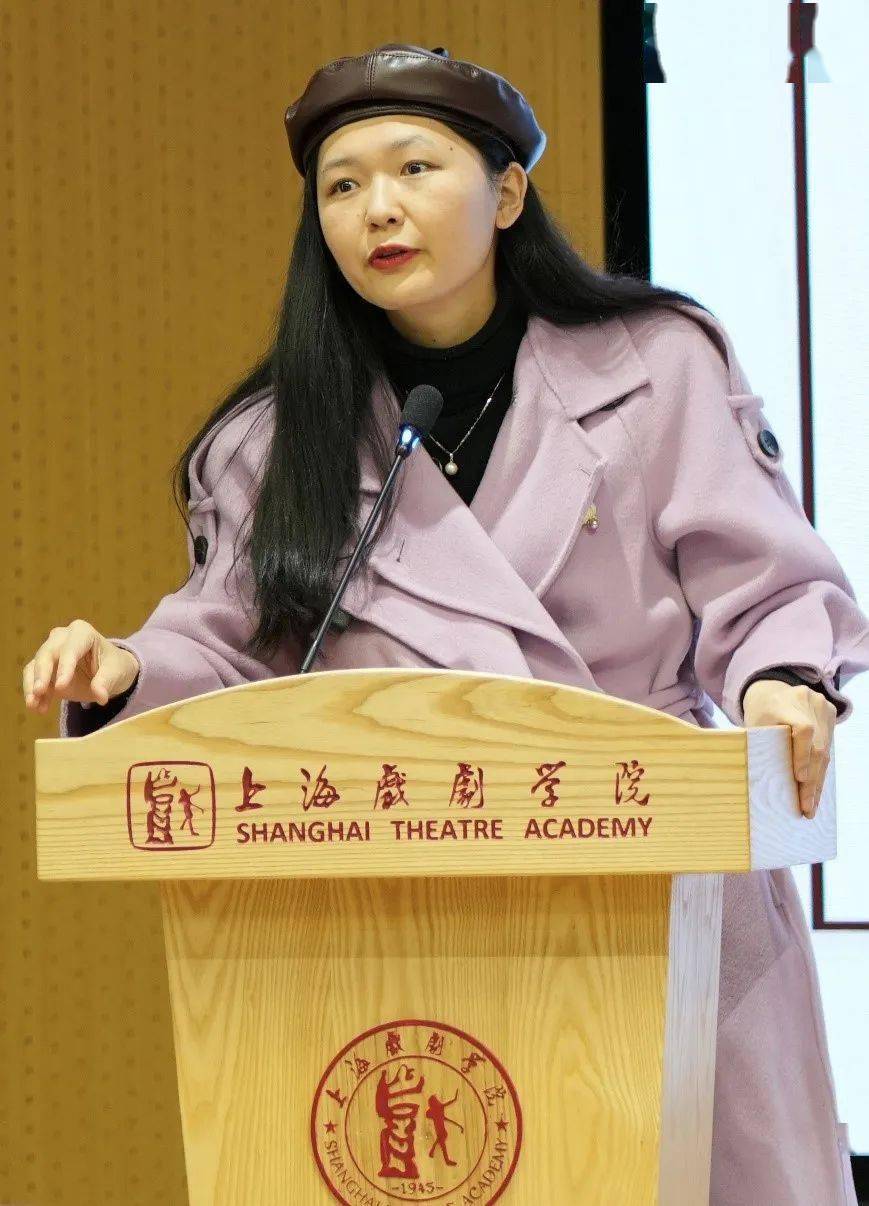 讲座主题:"美丽而苍凉的手势"——谈《金锁记》主讲人:李冉,江苏泰州