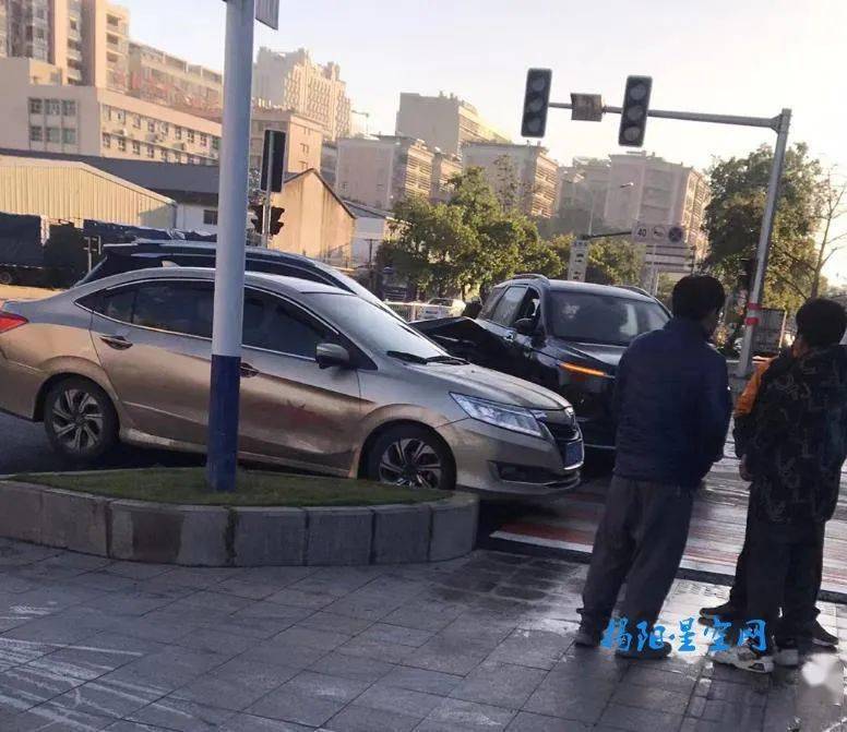 网友爆料,在淡浦路与美阳路交界一处红绿灯罢工,影响过往车辆通行.