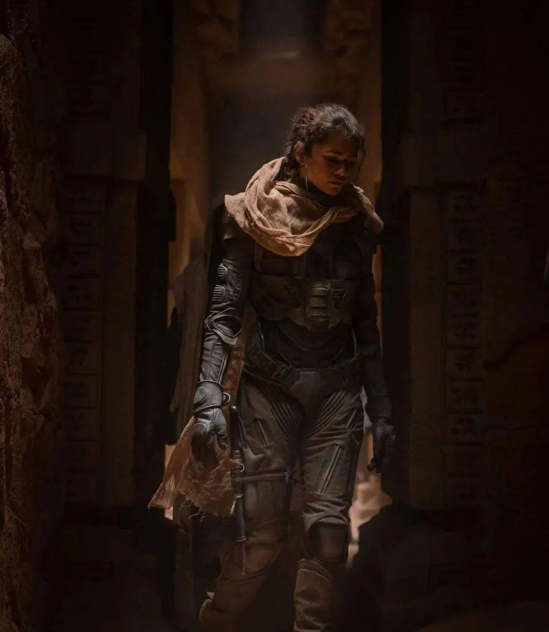 契妮是典型的军装战服契妮是弗雷曼人的一名女战士,也是保罗的爱人.