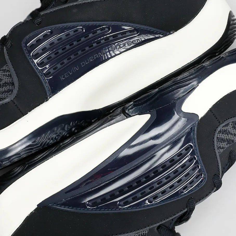 去掉拼接中底布露出的一块平整的发泡中底,air strobel 气垫的出现不