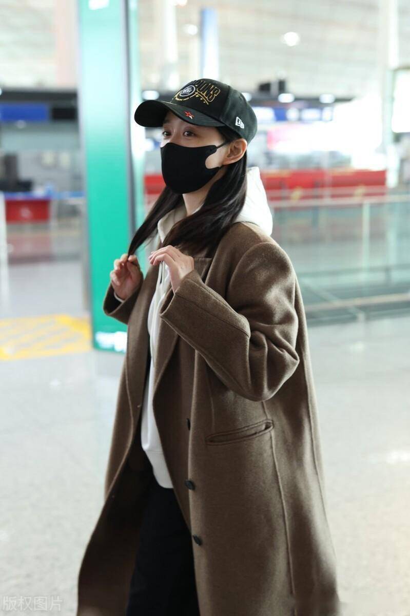 街拍:何泓娜驼色大衣 白色连帽卫衣 黑裤子 皮鞋 棒球帽轻松时髦