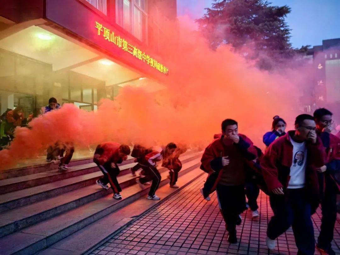 消防安全市三高开展夜间疏散演练