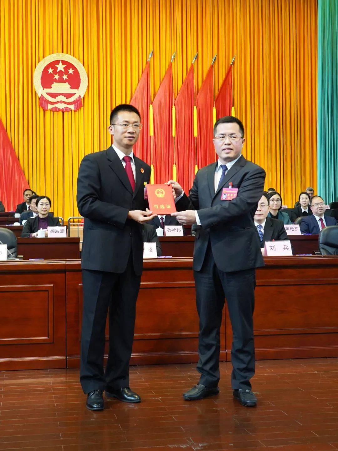 张亮驰当选为新会区十六届人大常委会副主任,熊昌波当选为新会区人民