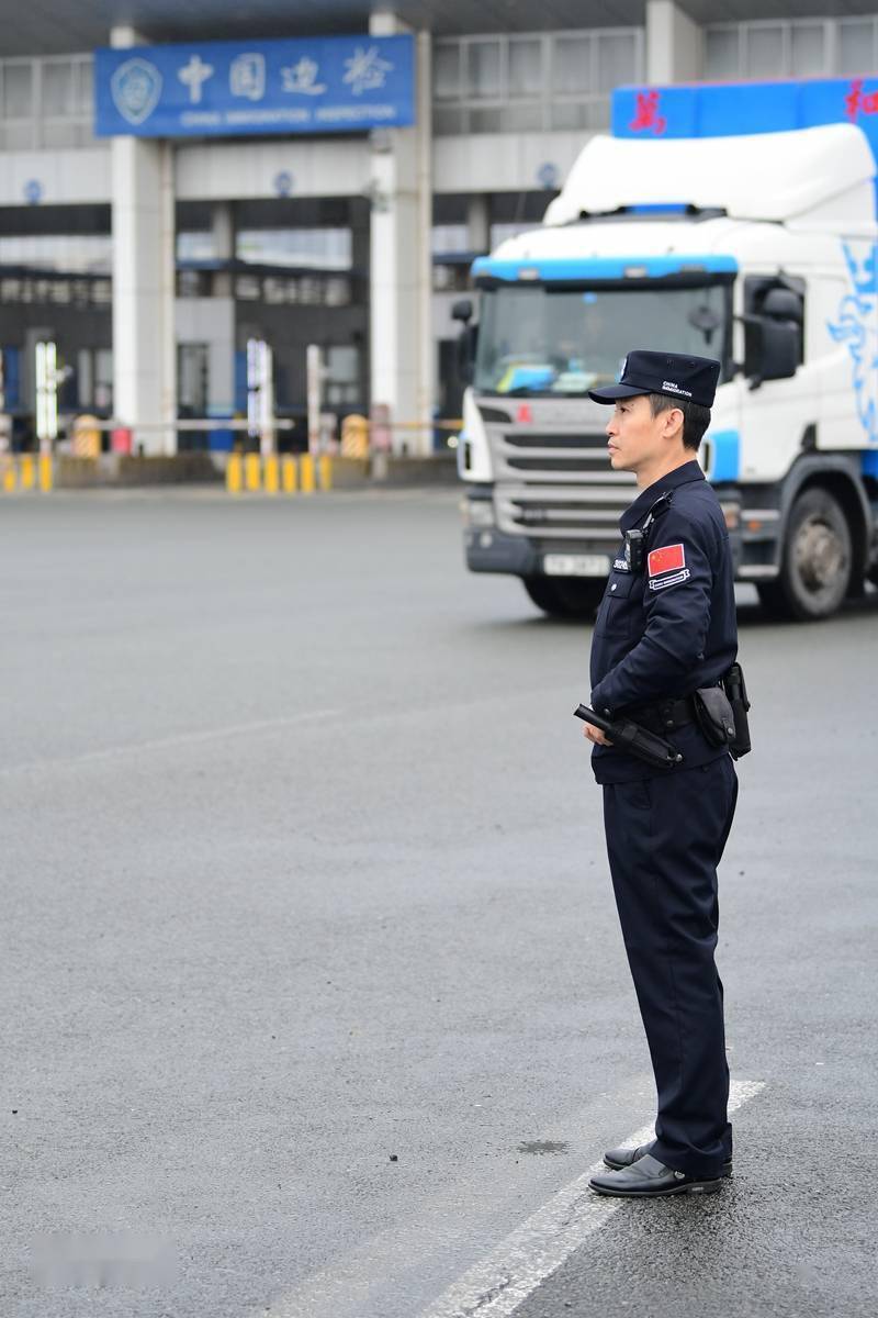 增配国家移民管理机构标识 深圳湾边检民警换新装上岗执勤