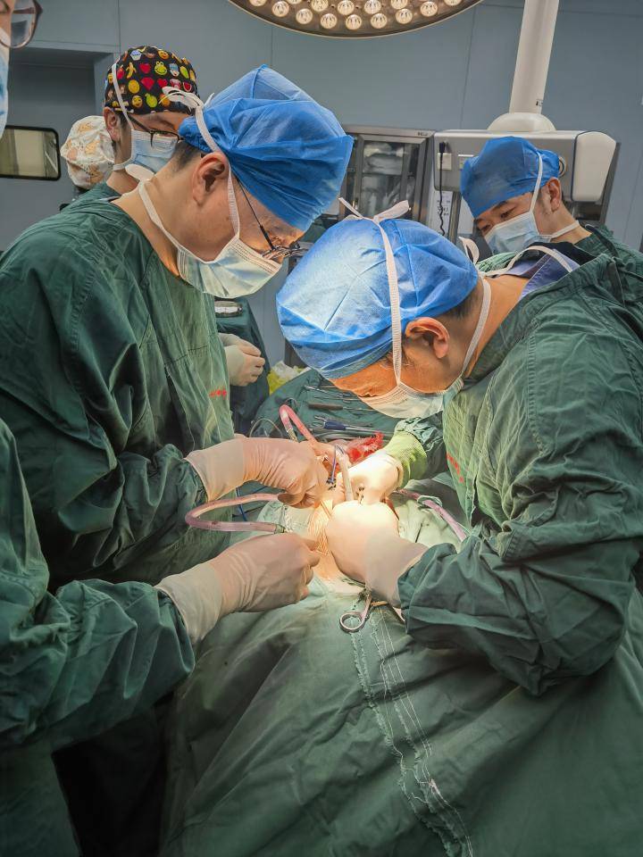 病情紧急,手术难度极大,遂邀请复旦大学肿瘤医院严望军教授指导手术